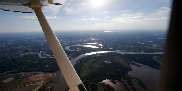 The Department of Homeland Security plans to issue a security alert Tuesday for small planes, warning that modern flight systems are vulnerable to hacking if someone manages to gain physical access to the aircraft.