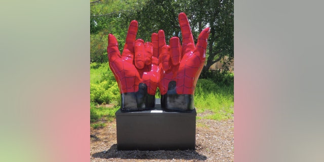 The statue was first exhibited on May 15 by the artist Ian Lang without the remarkable spider webs. Two weeks later, the trains were added.
