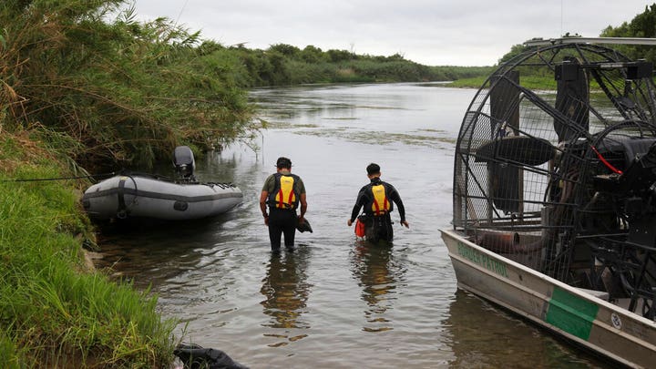 Photo of father and daughter who died trying to cross the Rio Grande sparks debate