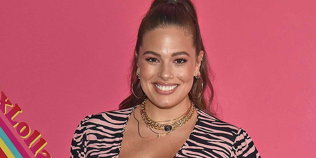 Happy Pregnant Naked - Pregnant Ashley Graham lauded for sharing nude snap showing ...