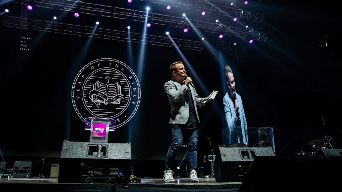 Nick Hall, founder of PULSE, a prayer and evangelism movement, launched "The Year of the Bible" as the closing speaker for the Jesus Global Youth Day held in the Philippines.