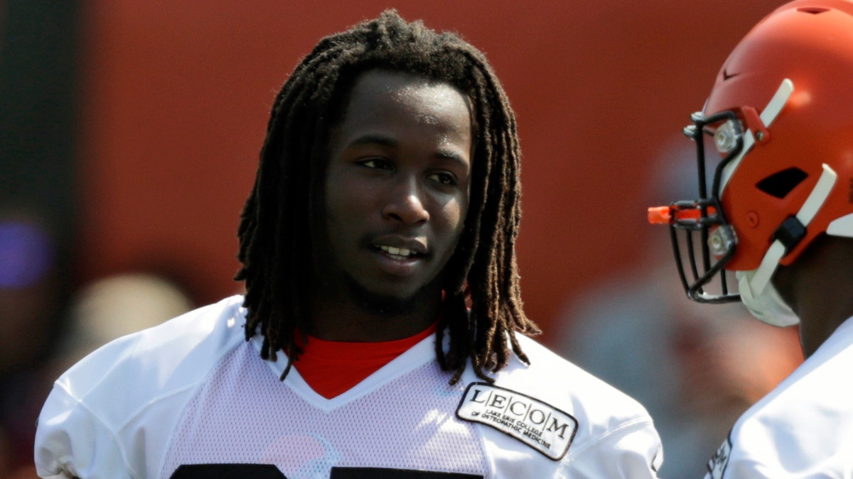 Browns speak with suspended RB Hunt after argument near bar