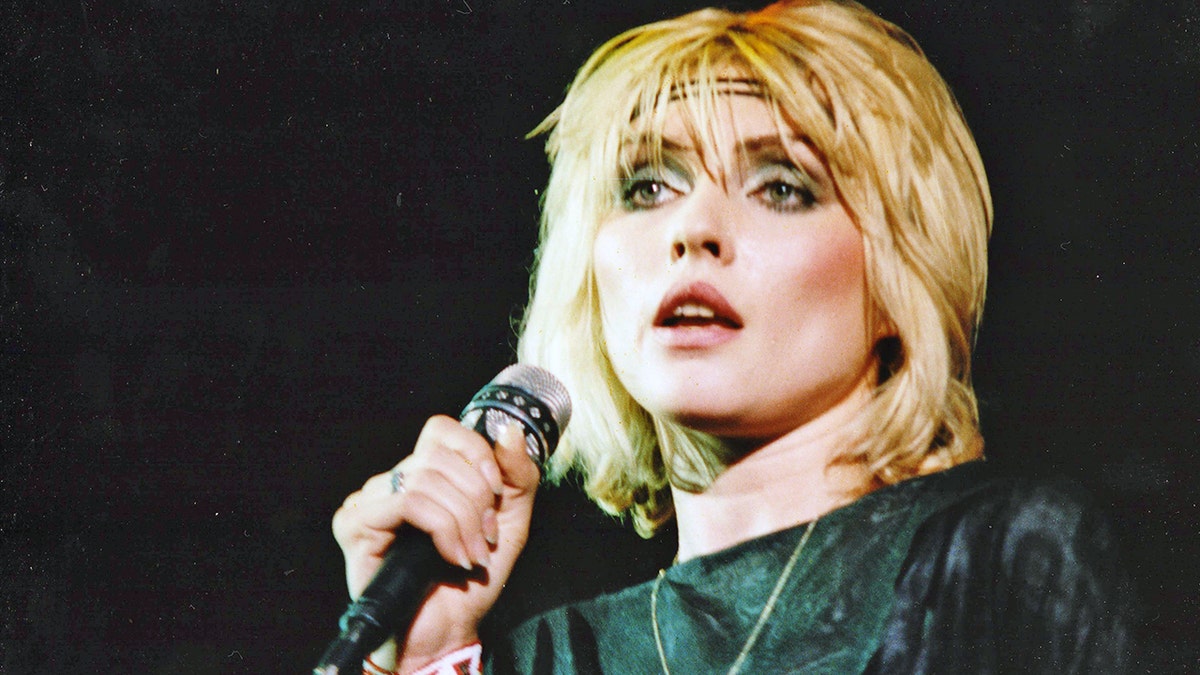LONDON, UNITED KINGDOM - JANUARY 11: Debbie Harry of Blondie performs on stage at Hammersmith Odeon on January 11th, 1980 in London United Kingdom. (Photo by Pete Still/Redferns)