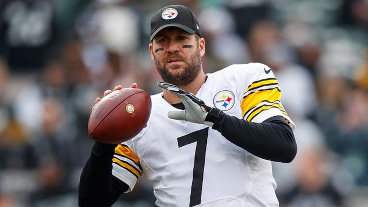 Steelers QB Ben Roethlisberger throws to teammates, trims beard