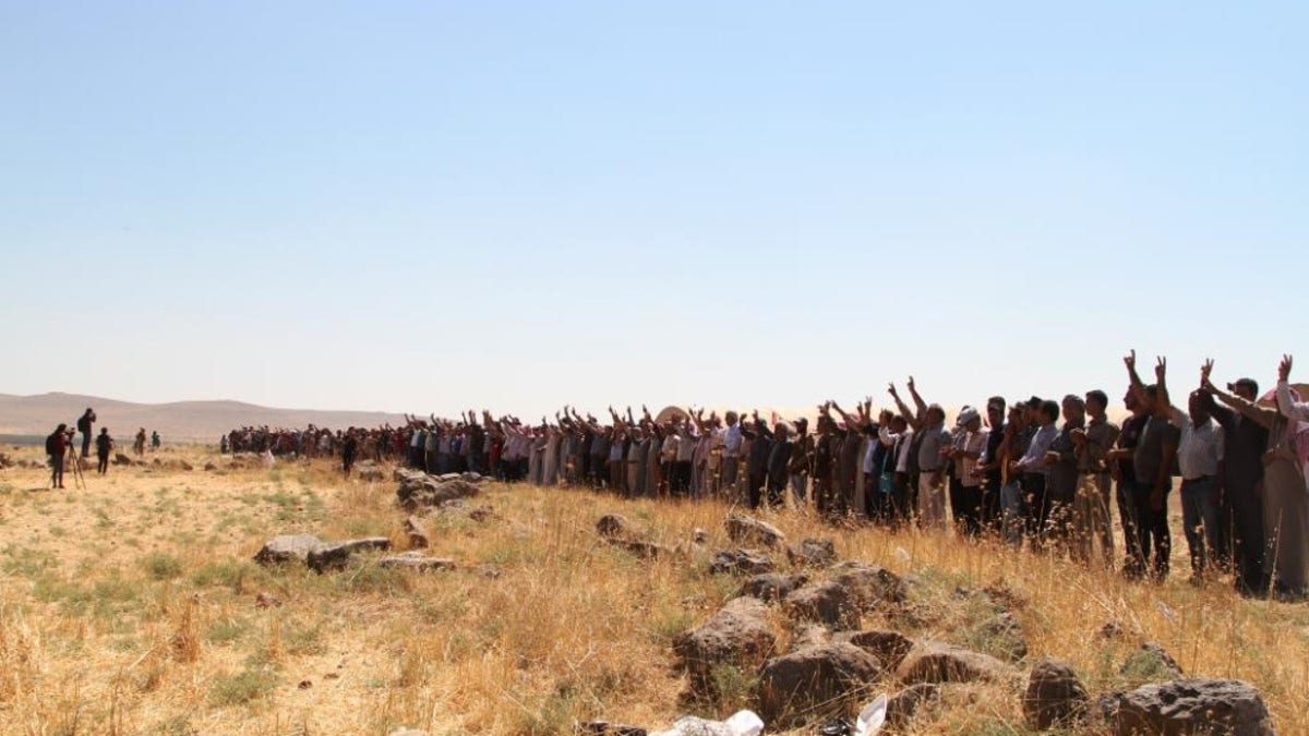 "Kongra Star" Kurdish women (and some men) take turns forming human shields in northern Syria