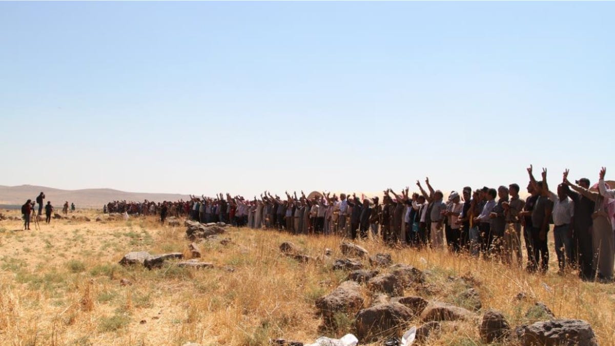 "Kongra Star" Kurdish women (and some men) take turns forming human shields in northern Syria