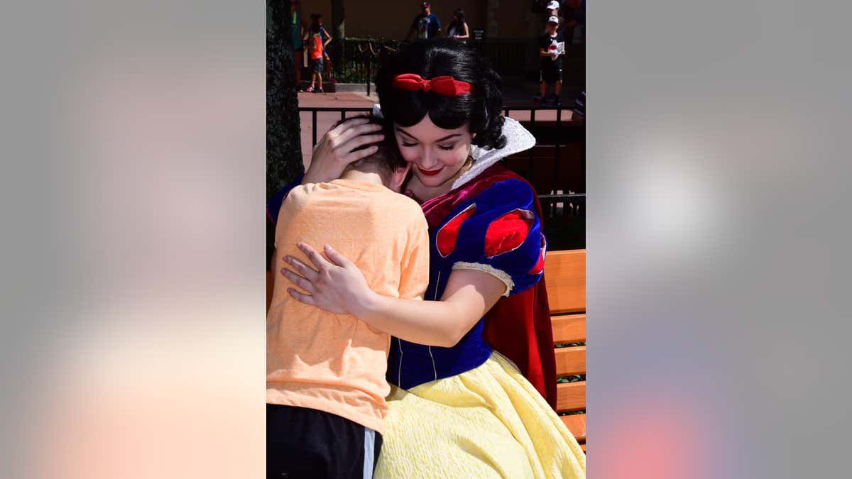 Snow White was praised across social media, with many calling her actions "beautiful" and saying the sweet moment made them cry.