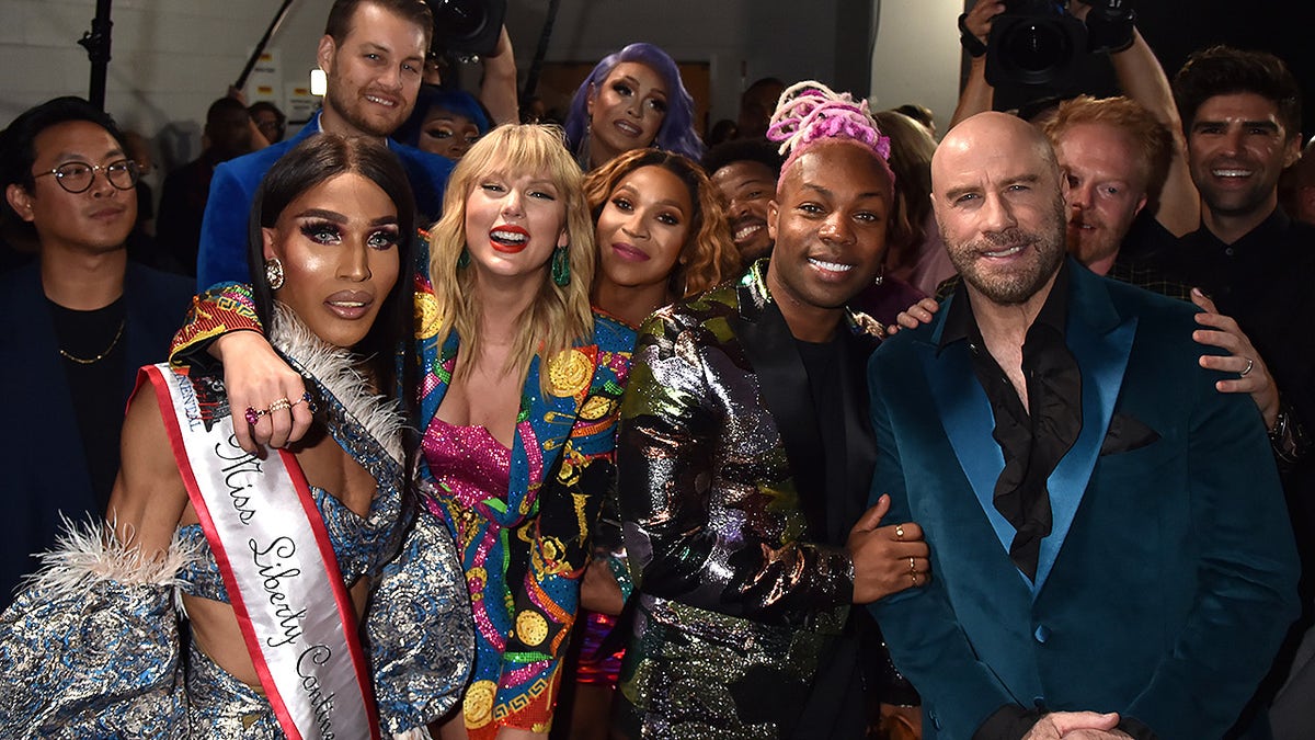 NEWARK, NEW JERSEY - AUGUST 26: Taylor Swift, Todrick Hall, John Travolta, and Jesse Tyler Ferguson pose backstage during the 2019 MTV Video Music Awards at Prudential Center on August 26, 2019 in Newark, New Jersey. (Photo by Jeff Kravitz/FilmMagic)