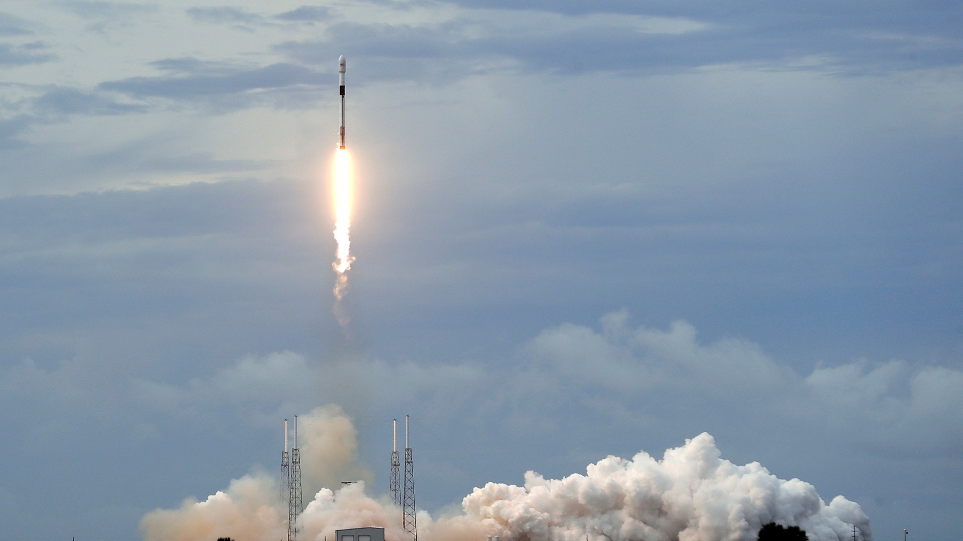 Почему отменили запуск ракеты сегодня. Ракета SPACEX. Запуск ракеты SPACEX. Запуск ракеты Falcon 9. Запуск ракеты панорама.