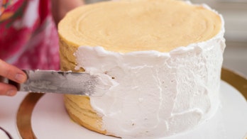 Bride and groom slammed for wedding cake icing fail: 'This is a disaster'