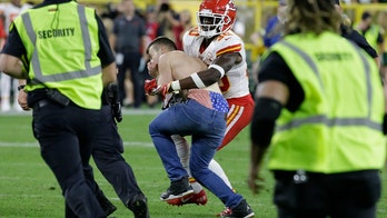 NFL player makes tackle after shirtless fan runs onto field