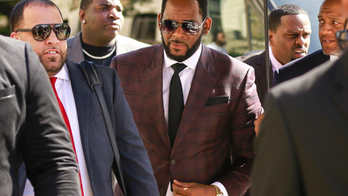 R. Kelly under pressure to make deal following federal charges in sex crime cases