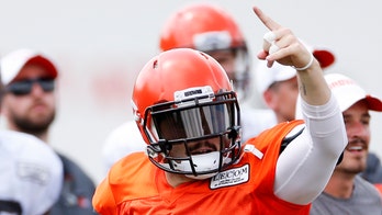 Cleveland Browns' Baker Mayfield stays late to sign autographs for military members