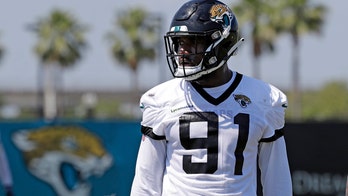 Ngakoue ends holdout, reports to Jags camp without new deal