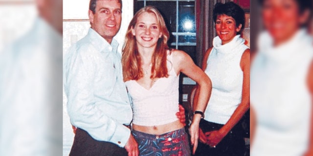 Une photo de 2001 qui a été incluse dans les dossiers du tribunal montre le prince Andrew avec son bras autour de la taille de Virginia Giuffre, 17 ans, qui dit que Jeffrey Epstein l'a payée pour avoir des relations sexuelles avec le prince.  Andrew a nié les accusations.  En arrière-plan, la petite amie d'Epstein, Ghislaine Maxwell.  (Cour du district sud de Floride)