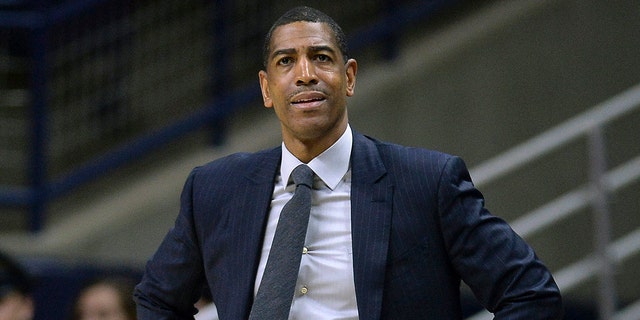 LÊER - In hierdie Feb.. 7, 2018, lêerfoto, Connecticut head coach Kevin Ollie watches from the sideline during the first half an NCAA college basketball game in Storrs, Conn.