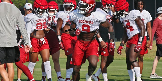 Oklahoma linebacker Kenneth Murray warms up during an NCAA college football practice in Norman, Okla., Monday, Aug. 5, 2019. (AP Photo/Sue Ogrocki)