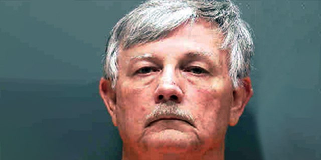Cuối tháng trước, cảnh sát hạt Sarasota đã bắt giữ Charles Andrew, 66 tuổi và buộc tội anh ta với 500 trọng tội sở hữu nội dung khiêu dâm trẻ em ..
