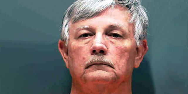 Cuối tháng trước, cảnh sát hạt Sarasota đã bắt giữ Charles Andrew, 66 tuổi và buộc tội anh ta với 500 trọng tội sở hữu nội dung khiêu dâm trẻ em ..