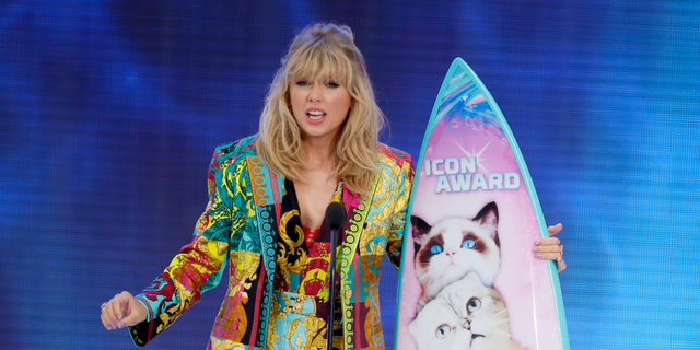 Taylor Swift accepts the Icon Award at the Teen Choice Awards in Hermosa Beach, California. Swift plans to re-record its songs after the purchase of its catalog by the famous musical director Scooter Braun. (Photo by Danny Moloshok / Invision / AP, File)
