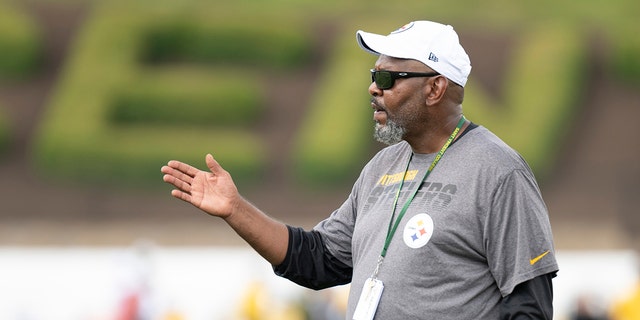 Steelers wide receivers coach Darryl Drake dies at 62, team says | Fox News