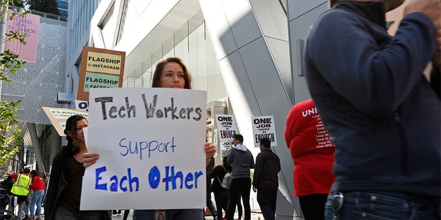 Technicians are mobilizing to support Facebook cafeteria employees in San Francisco last month. (AP Photo / Samantha Maldonado)