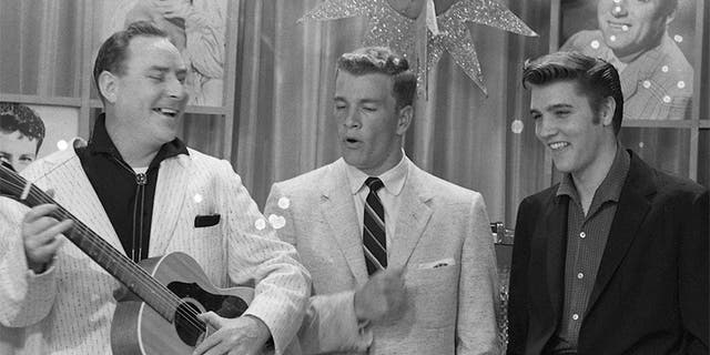 Disc jockey Dewey Phillips, television presenter Wink Martindale and singer Elvis Presley on Wink's television show "Teenage Dance Party" in Memphis, Tenn., on June 16, 1956. (Photo by Silver Screen Collection/Getty Images)