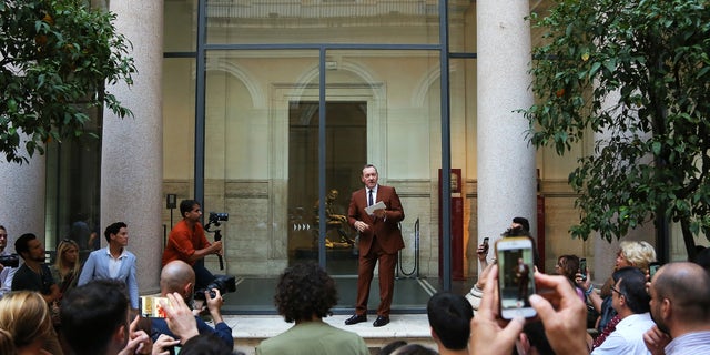 Kevin Spacey reads "The Boxer" at the National Roman Museum.