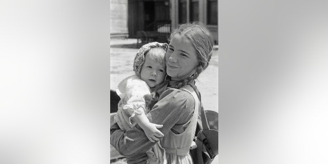 Brenda/Wendi Turnbaugh as Grace Ingalls, Melissa Gilbert as Laura Elizabeth Ingalls.