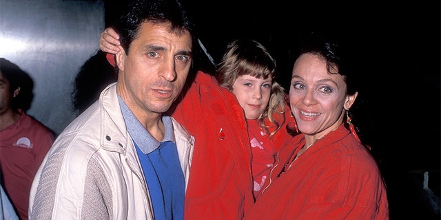 Valerie Harper, husband Tony Cacciotti and daughter Cristina Cacciotti on Feb. 17, 1989, in Hollywood, Calif. (Ron Galella, Ltd./Ron Galella Collection via Getty Images)