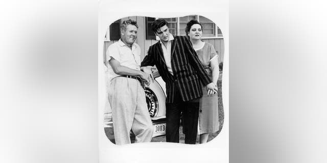 Rock and roll singer Elvis Presley poses for a portrait with his parents Vernon and Gladys Presley in circa 1956. (Photo by Michael Ochs Archives/Getty Images)