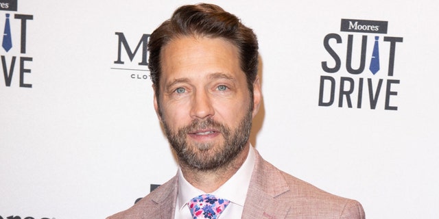 Kanadyjski aktor Jason Priestley przekazuje garnitur na rzecz 10th Annual Moores Suit Drive we flagowym sklepie odzieżowym Moores w dniu 09 lipca 2019 roku w Toronto, Kanada. (Photo by George Pimentel/Getty Images)