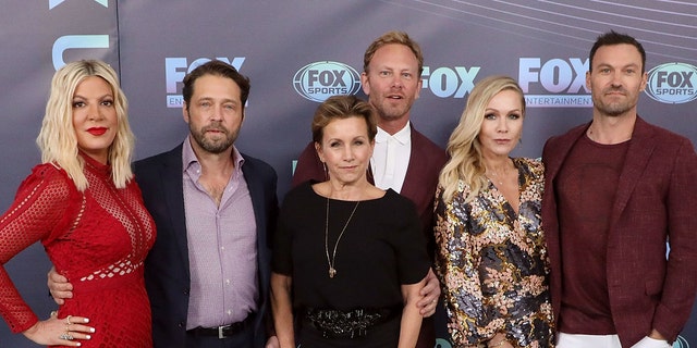 Tori Spelling, Jason Priestley, Gabrielle Carteris, Ian Ziering, Jennie Garth ja Brian Austin Green osallistuvat Foxin vuoden 2019 Upfront-tapahtumaan Wollmanin kaukalossa Central Parkissa New Yorkissa 13. toukokuuta 2019. (Kuva: Taylor Hill/FilmMagic)