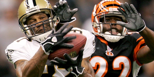 New Orleans Saints wide receiver Joe Horn (87) scores on a 72-yard pass from Drew Brees in the first quarter of their NFL football game against the Cincinnati Bengal in New Orleans November 19, 2006. (REUTERS/Sean Gardner)
