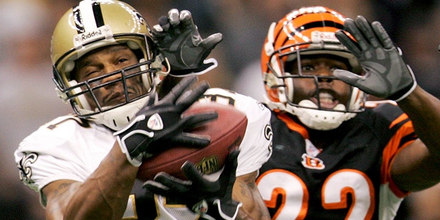 Joe Horn (87), der Empfänger von New Orleans Saints, erzielt im ersten Viertel seines NFL-Fußballspiels gegen Cincinnati Bengal in New Orleans am 19. November 2006 einen 72-Yard-Pass von Drew Brees. (REUTERS / Sean Gardner)