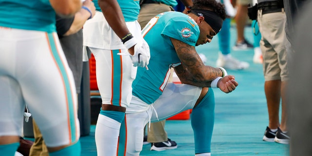 Miami Dolphins receiver Kenny Stills kneels in the National Anthem before the NFL Pre-Season Football Game against the Atlanta Falcons on Thursday, August 8, 2019 at Miami Gardens. , Florida (AP Photo / Wilfredo Lee)