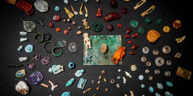 During excavations in Regio V, la Casa con Giardino, in the ancient city of Pompeii, archaeologists uncovered a trunk containing a vast variety of fascinating objects.