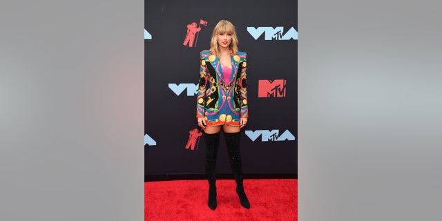 Taylor Swift arrives at the MTV Video Music Awards at the Prudential Center on Monday, August 26, 2019 in Newark, New Jersey (photo by Evan Agostini / Invision / AP)