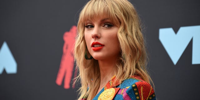 Taylor Swift arrives at MTV Video Music Awards at Prudential Center Monday in Newark, New Jersey (Photo by Evan Agostini / Invision / AP)