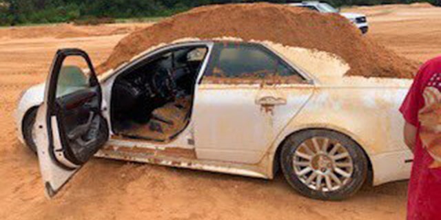 A man from Florida threw earth on the Cadillac borrowed by his girlfriend.