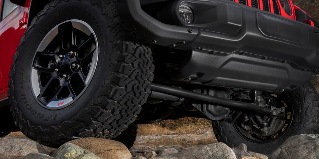 The damper is mounted horizontally alongside the axle.