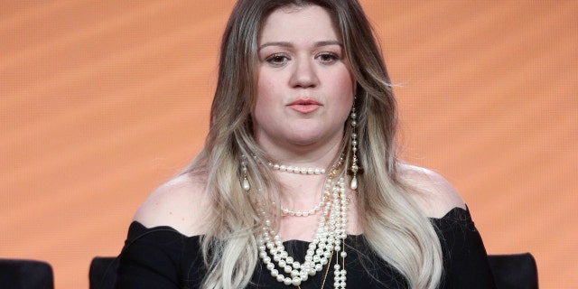 Ca sĩ / Huấn luyện viên Kelly Clarkson của 'The Voice' phát biểu trên sân khấu trong phần NBCUniversal của Chuyến đi báo chí của Hiệp hội phê bình truyền hình mùa đông 2018 tại The Langham Huntington, Pasadena vào ngày 9 tháng 1 năm 2018 tại Pasadena, California.