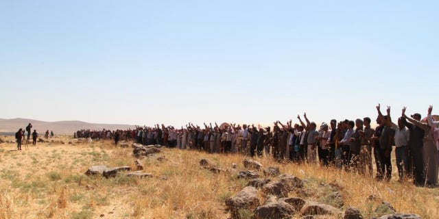 "Kongra Star" Kurdish women (and some men) take turns forming human shields in northern Syria