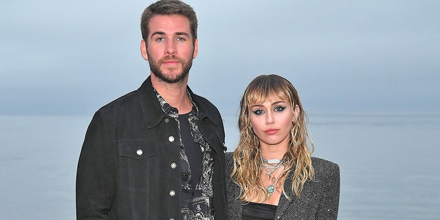 Miley Cyrus e Liam Hemsworth assistem a um desfile de moda de Saint Laurent em Malibu em Junho de 2019