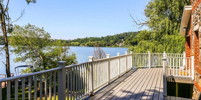Known as Willow Island, the speck of land in Putnam County — whose dock is a 10-minute drive from New Fairfield, Conn., to the east — is encircled by large trees.