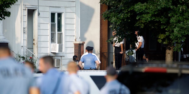 La policía estaba parada afuera de una casa mientras investigaban la situación activa de los disparos.