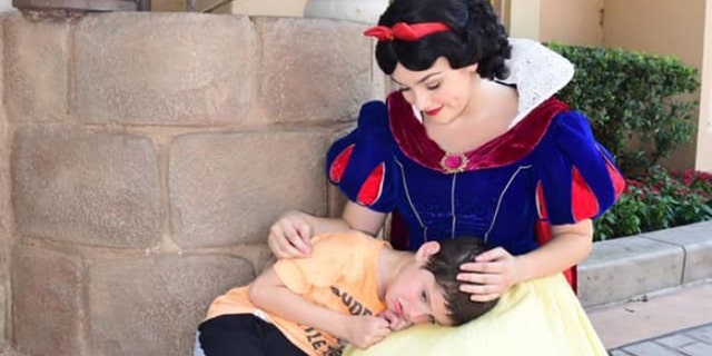 Lauren Bergner, the boy's mom, wrote on Facebook that her son suffered from a meltdown, and that Snow White swooped in to make him feel better after he began crying.