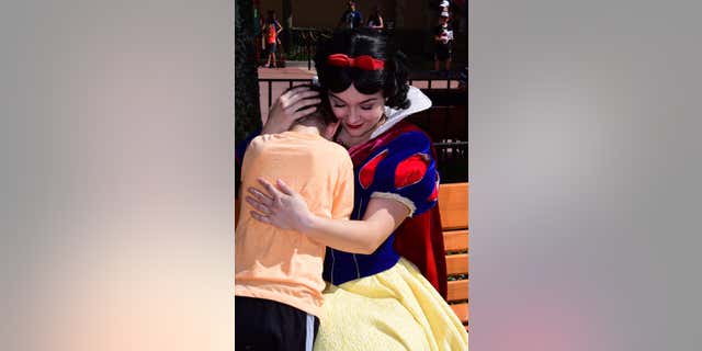 Snow White was praised across social media, with many calling her actions "beautiful" and saying the sweet moment made them cry.