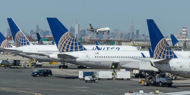 United Airlines changes alcohol policy for pilots after Glasgow ...