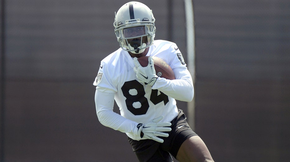 Raiders receiver Antonio Brown out indefinitely with injured feet 